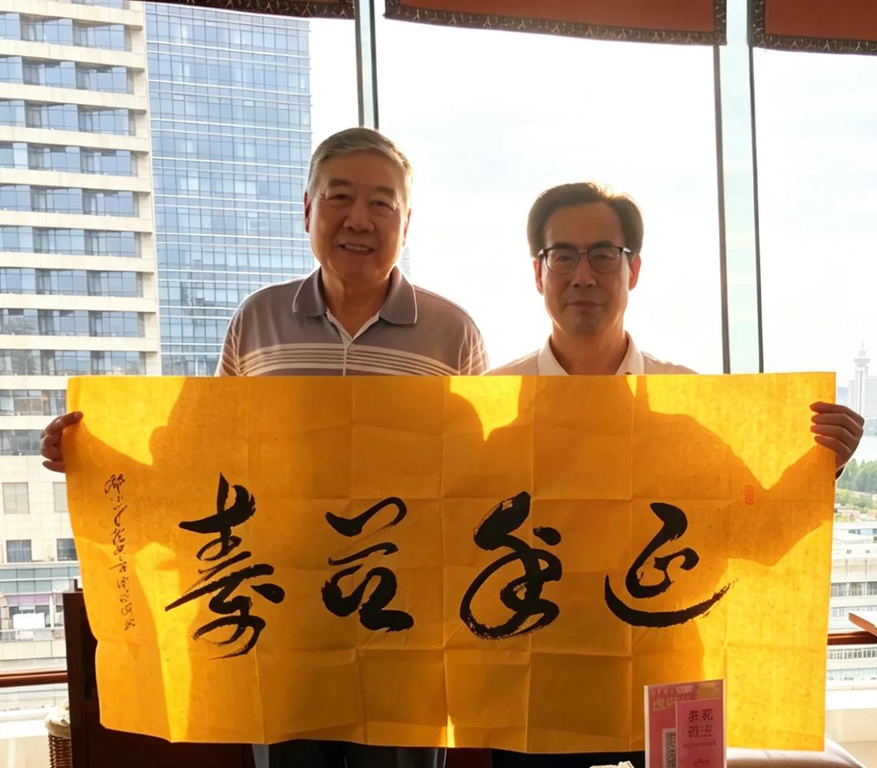七言古风·与前南通军区司令员刘振平共饮忆当年
文｜孙玉良
有幸识君话当年
将军豪