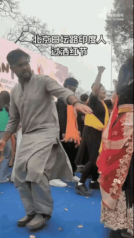原来印度人在北京过洒红节早有预兆

这些年越来越多的外国文化出现在我们身边。日坛