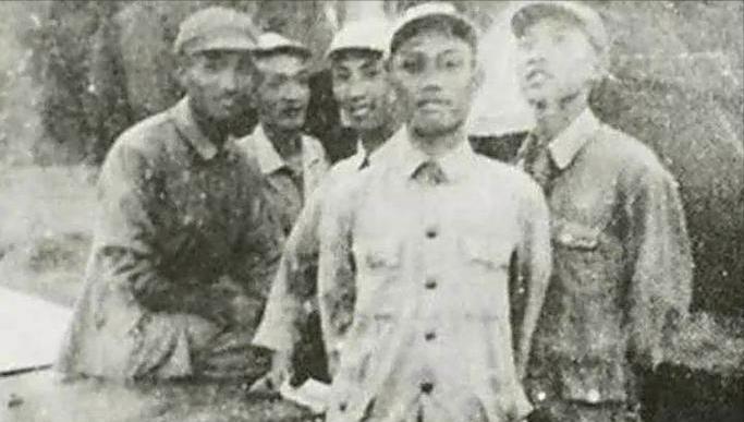 金门战役幸存者潜伏32年，国民党情报网竟藏共军政委，蒋经国晚年才知其身份。
金门