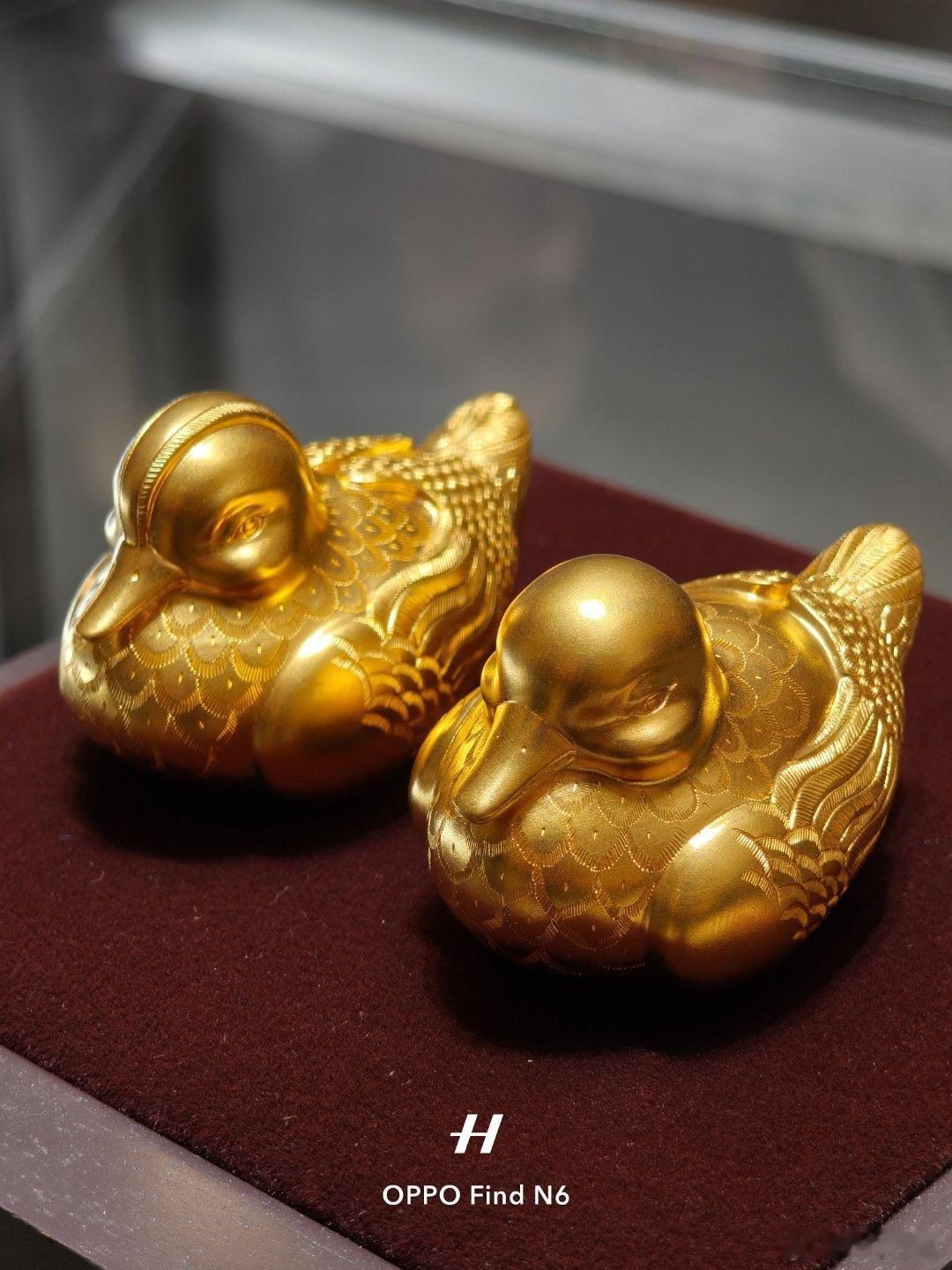 用OPPO 折叠屏 拍的黄金首饰感受一下。都是隔着柜台玻璃拍的。 