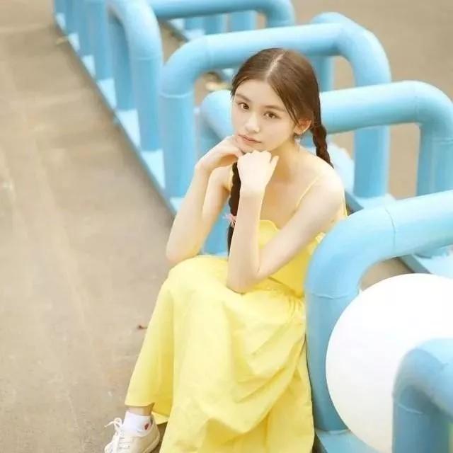 阳光少女，静坐公园，浅笑嫣然