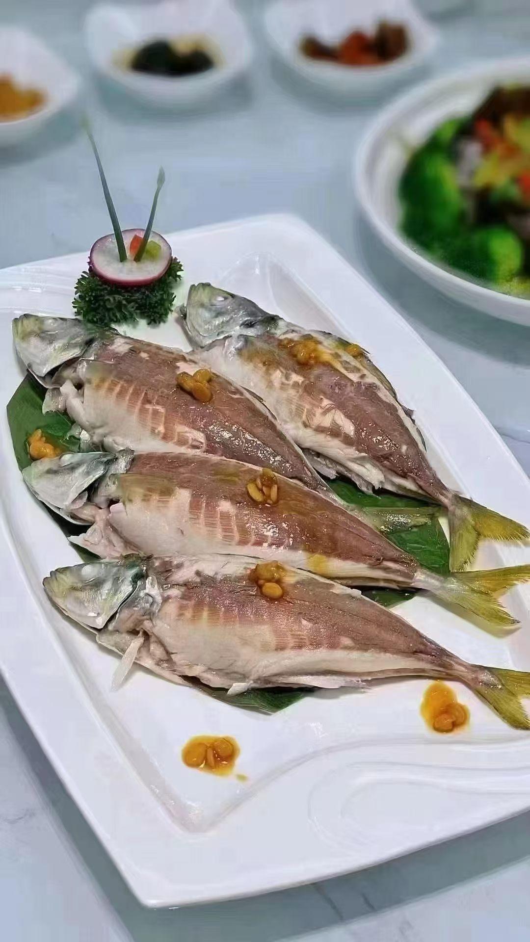 清蒸小鲜鱼，搭配精致小菜，美味又健康！🍲🐟🥗