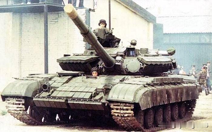 🗓️ 1967年1月2日，T-64坦克正式列装服役。它由哈尔科夫运输机械制造厂