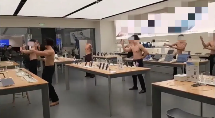 浙江丽水一商场“半裸男模”走秀引争议 部门：已介入劝导 商场