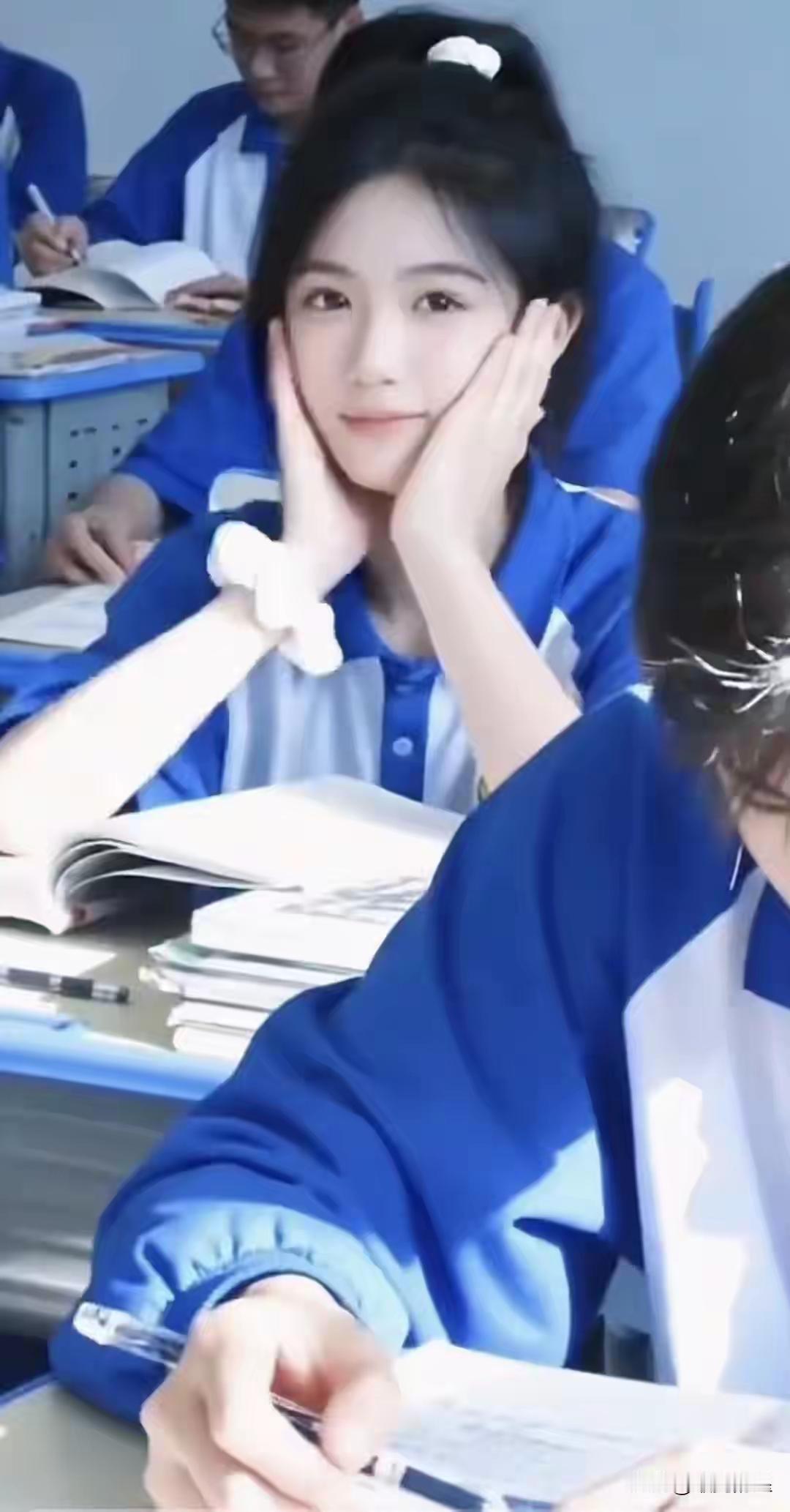 课间小憩，同桌的可爱瞬间😊微胖的女生适合穿哪些颜色的衣服? 你现在用的手机号多