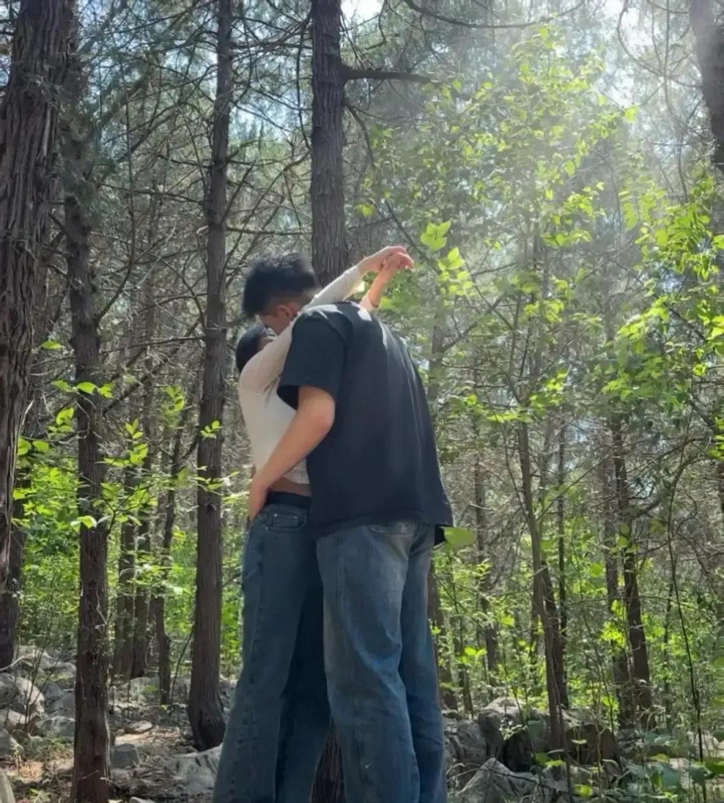 大哥公园逮到老婆挽着陌生男腰，拍照发给她，一句等儿子高考完再离。
第二天他让老婆