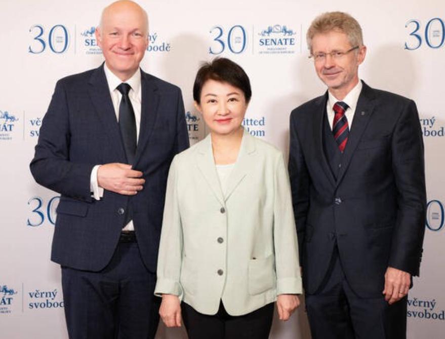 卢秀燕宣称台湾为“国家”：“民主国家更应携手合作”！

在欧洲窜访的卢秀燕发表错