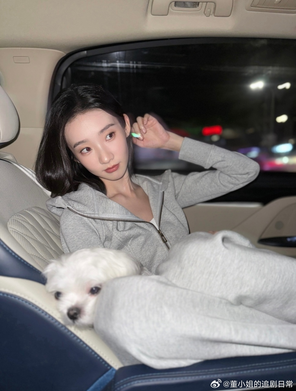 张艺凡上班带狗饭撒张艺凡上班路上温柔饭撒宠粉，还带着小狗一起营业互动，一人一狗双