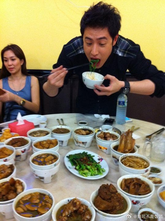 潘玮柏最搞笑的一张图之一他恨不得扑到菜上边直接吃[单身狗] ​​​