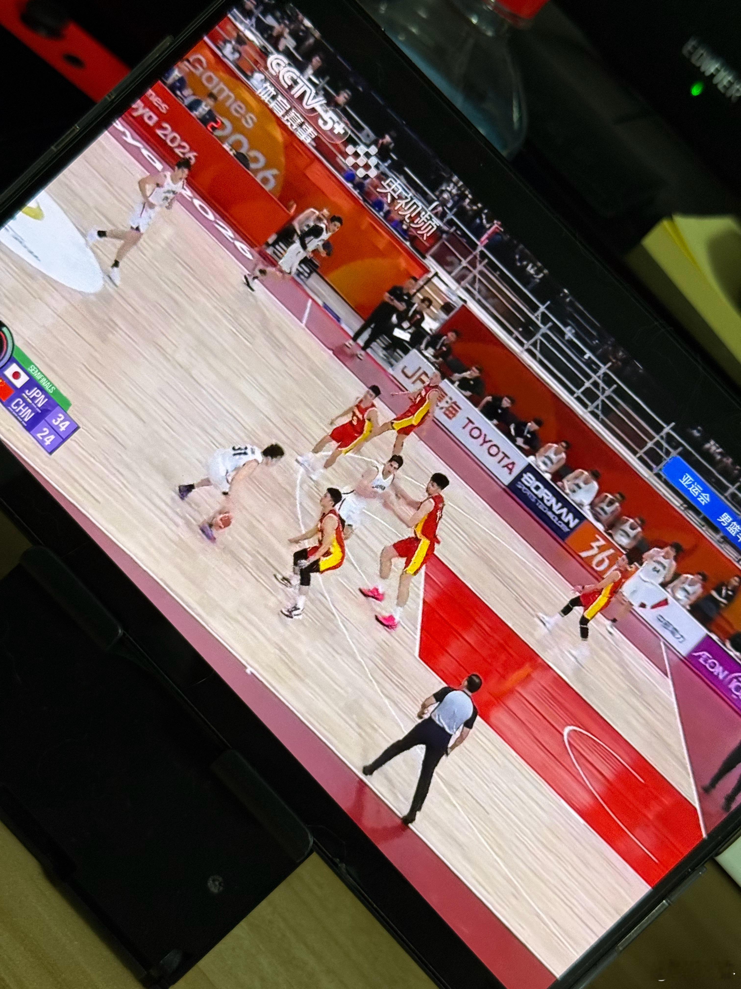 日本队阵地战已经打了五组西班牙挡拆了，比咱热身还爱打西班牙。日本队根儿上是防守反