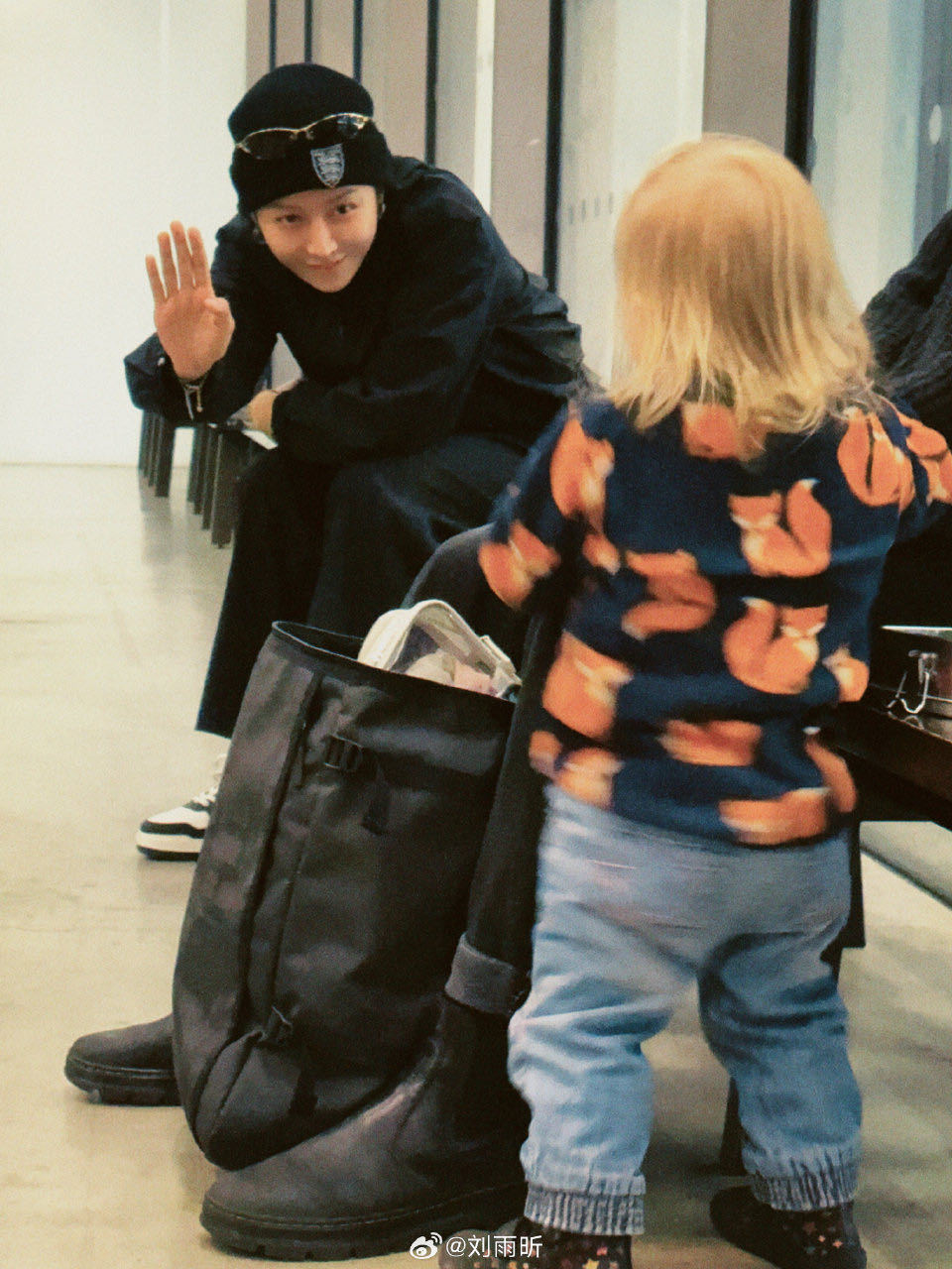 伦敦偶遇刘雨昕 一场伦敦街头的意外偶遇，圆了粉丝多年的追星梦。网友在DSM结账时