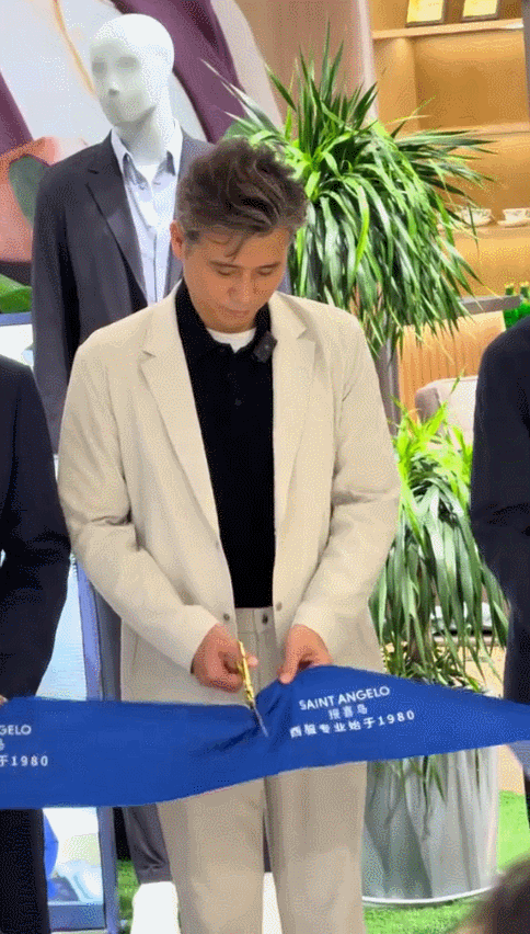 李乃文在综艺上不耐烦的推陈赫，来到新店开业剪彩时，又犯了生意人的忌讳。
 
近日