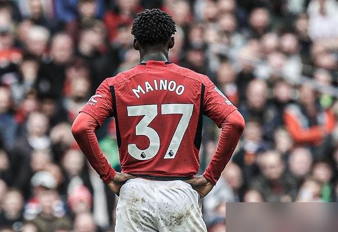 昨夜老特拉福德，周薪两万五的自家小孩梅努，把曼联高层揣着六千万英镑眼红的猎物沃顿