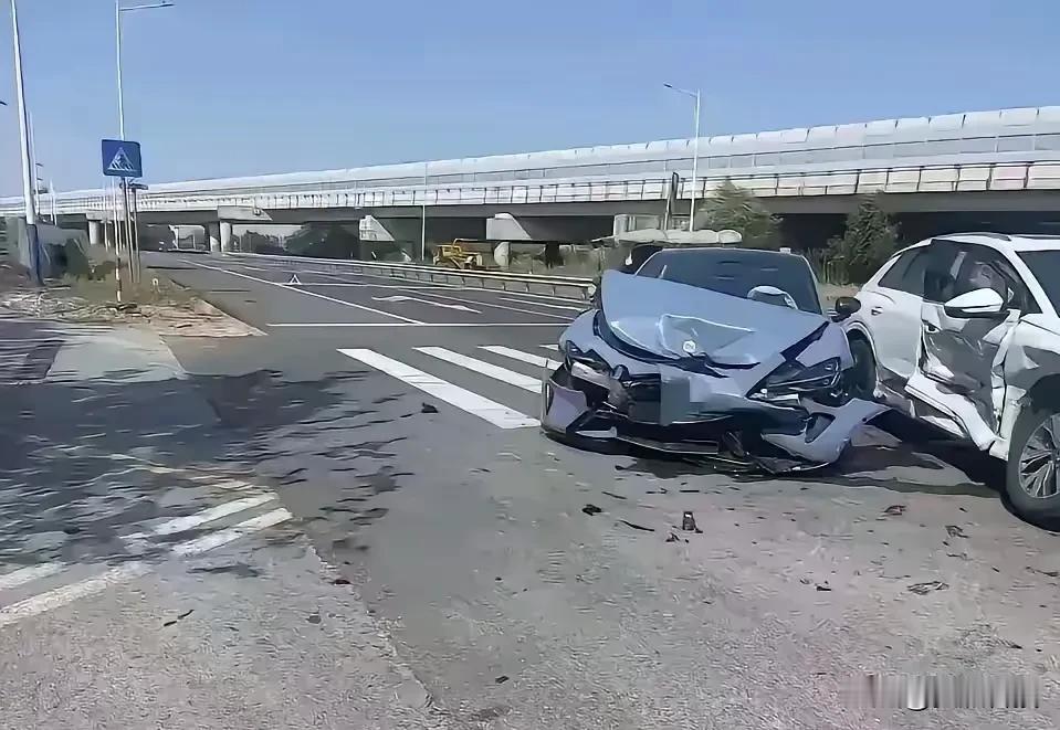 快来看看这是什么车，又出车祸了，看起来像是雨田军的杰作，防冻液都流了一地，不过这