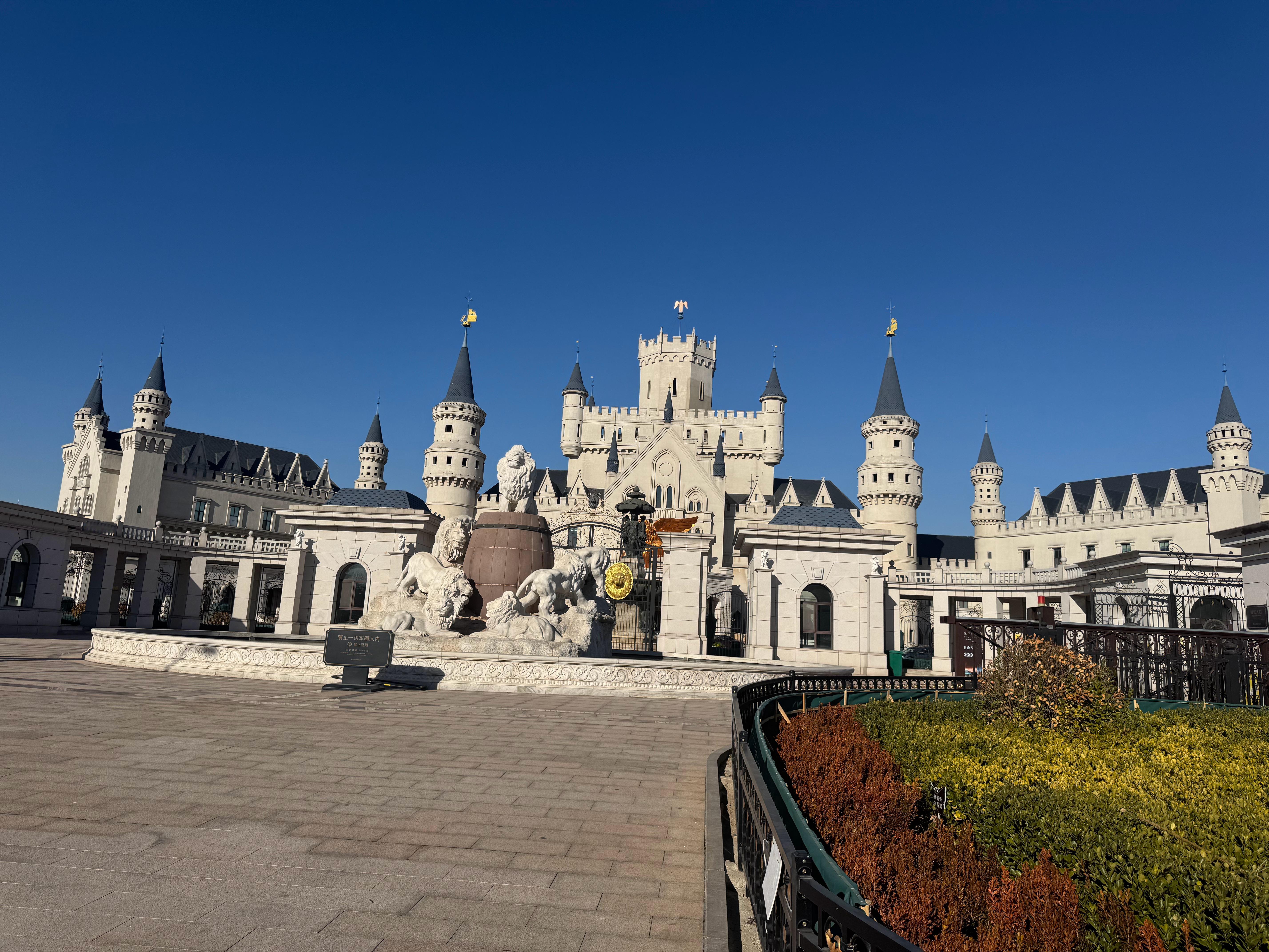 在天津，刚好来参加奇瑞风云T11的品鉴会。竟然在个城堡。这地儿真夸张啊，大城堡。