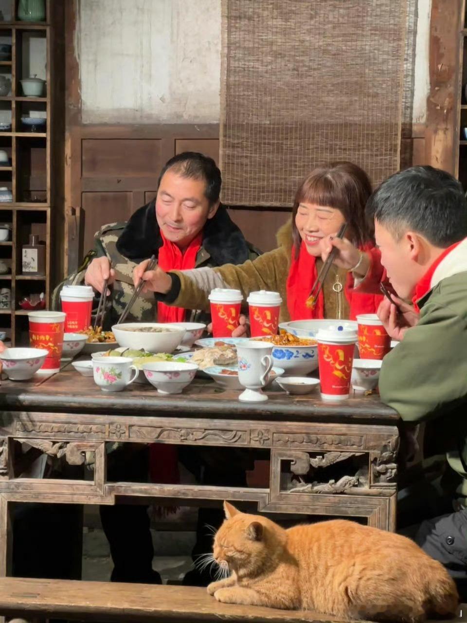 手机里最舍不得删的年味照 镜头定格在年夜饭上桌前。满是褶皱的红包与冒着热气的饺子