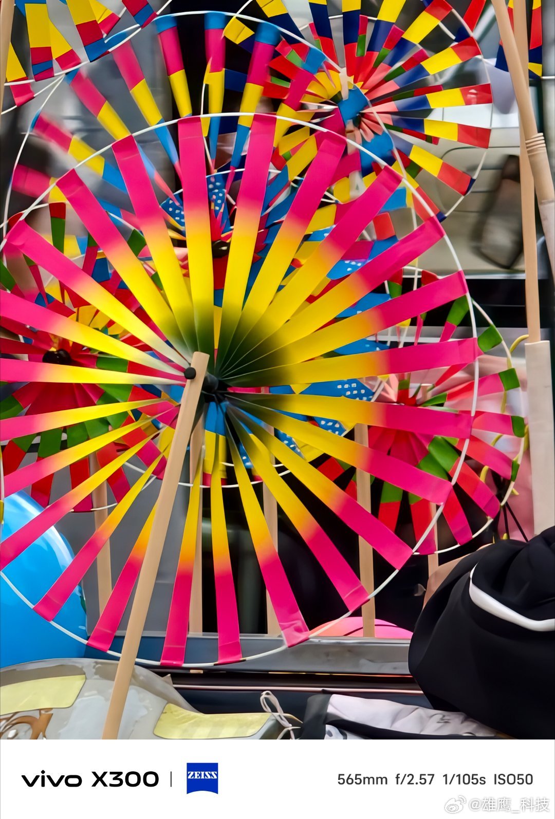 vivo 街角的彩色风车不停转动，红橙蓝绿的色彩交织，像把童年最纯粹的欢喜都系在