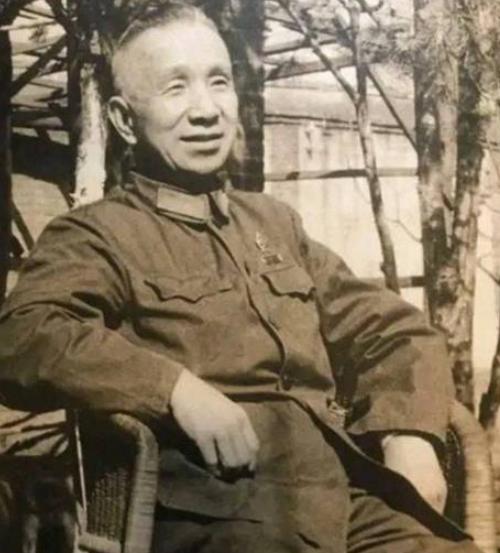 1955年我国授衔结束后，蒋介石也很快得知了消息，当下属将十大元帅的名单，呈到老