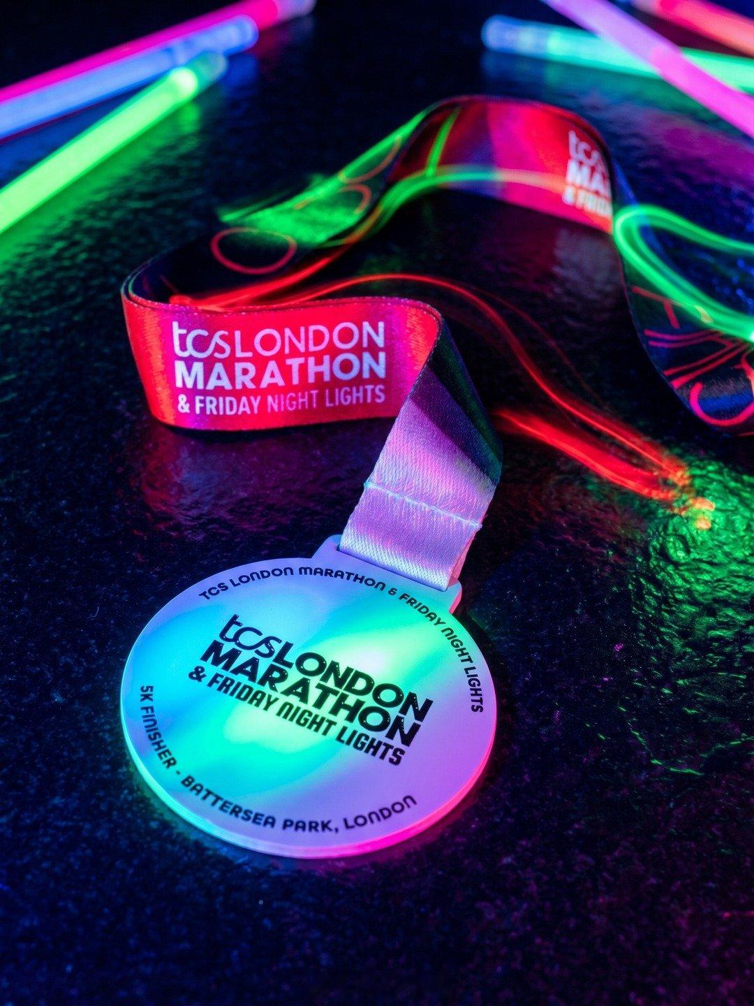 首届伦敦马拉松5K夜跑的奖牌。45镑，不封路，无中途补给，1小时10分关门——目