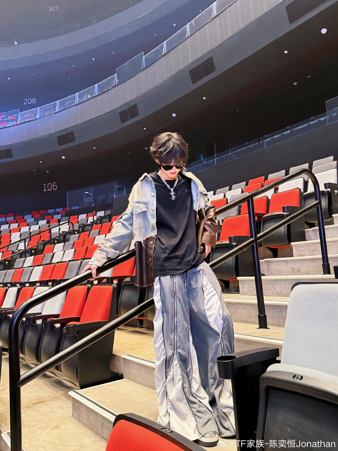 陈奕恒晒穿搭很英国小王子的感觉     这套穿搭也极高明