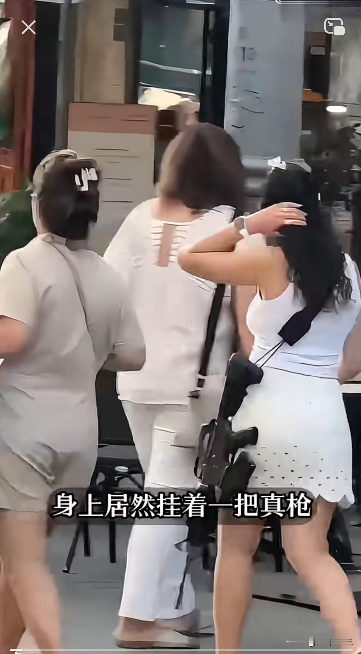 别误以为这是在拍大片，这是以色列街头真实场景，而且都是真枪，形成了一道独特的风景