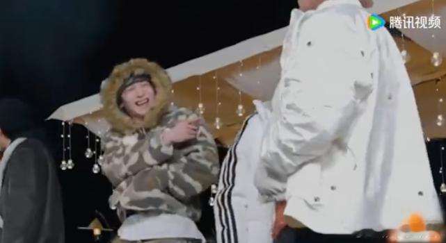 金晨被白敬亭怀疑的抬不起头现在就出发笑不活了！金晨的狼人身份真的藏不住一点！本来