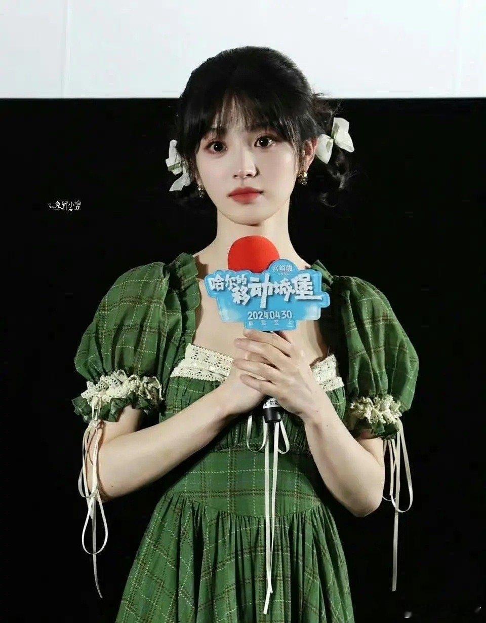 虞书欣和田曦薇撞造型了吧，哪个好看？ ​​​