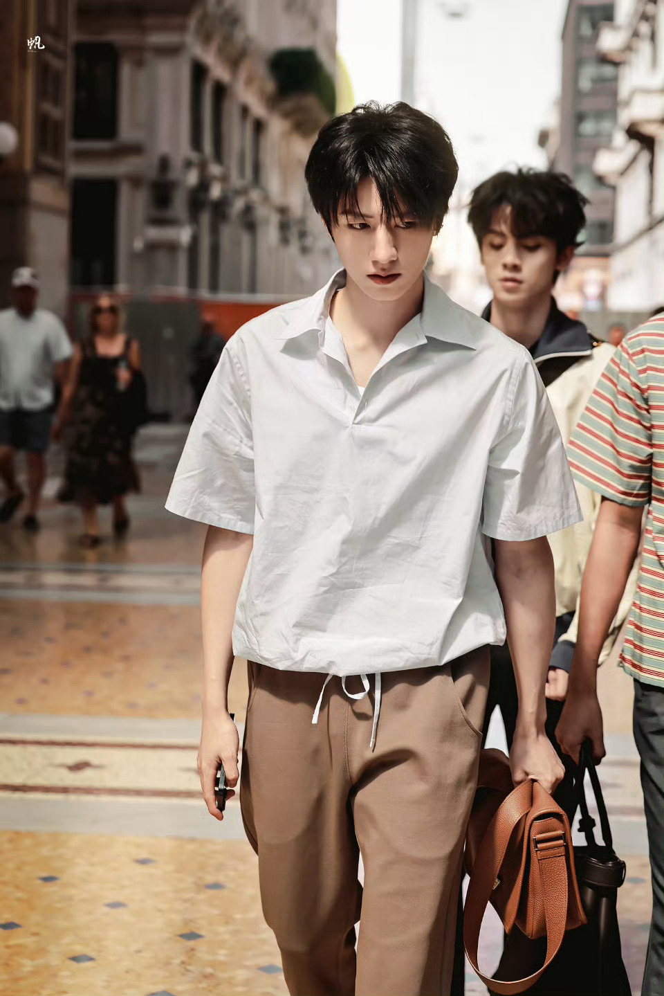 朱志鑫米兰路透朱志鑫米兰路透🈶好清爽的一套look🍃朱志鑫探店look ​​