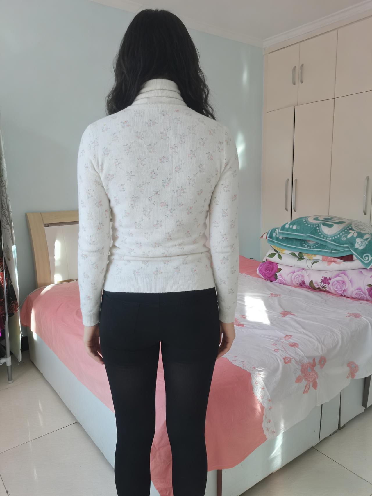 素衣含晓露，卷发沐晨光。
静立无言语，春风入画堂。