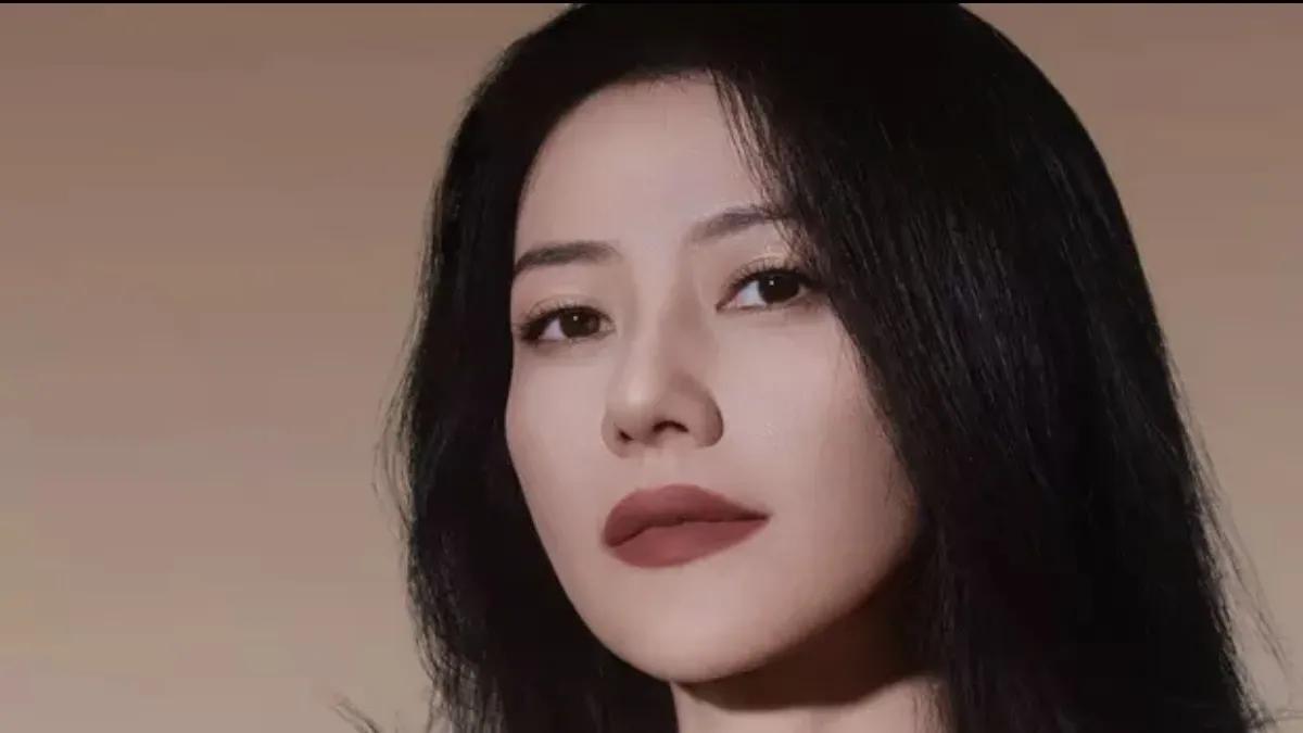 高圆圆以一袭蓝色抹胸裙惊艳亮相，尽显其优雅非凡的气质。那抹清新的蓝色，如同深邃夜