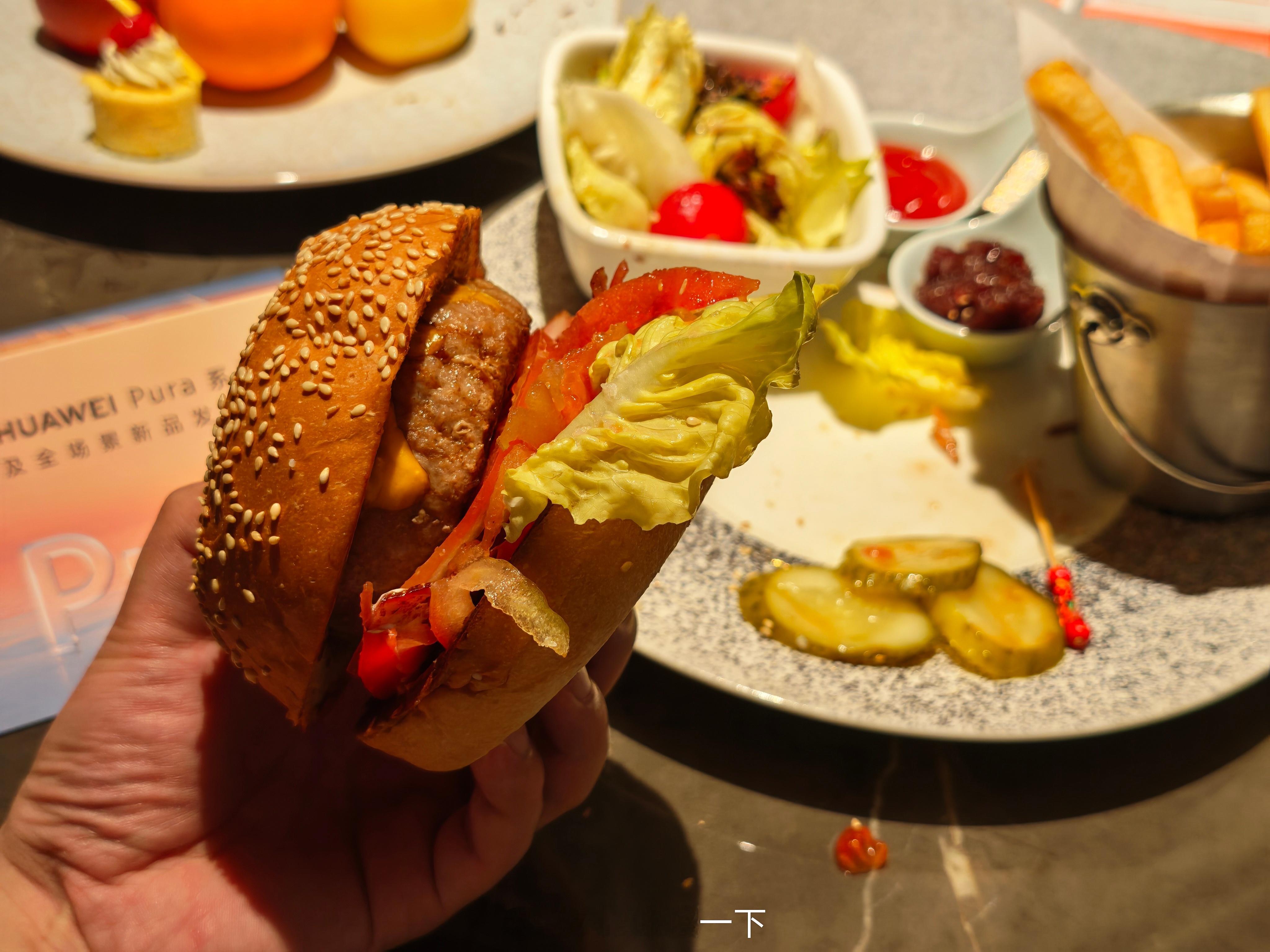 晚安朋友们，上周在深圳吃的一百六套餐的澳牛堡，贵是真贵，好吃也真是好吃