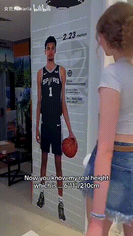 2米1的沙排美女和2米23的文班亚马同框比身高，看起来还挺般配的，两人都高挑瘦长