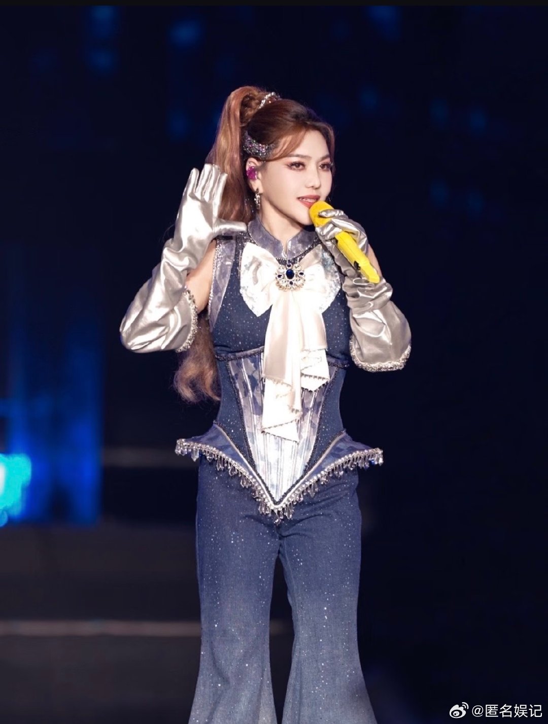 乌兰图雅这下真来套汉子了你好星期六乌兰图雅拿着花环满场跑，专门找年轻男生互动，草