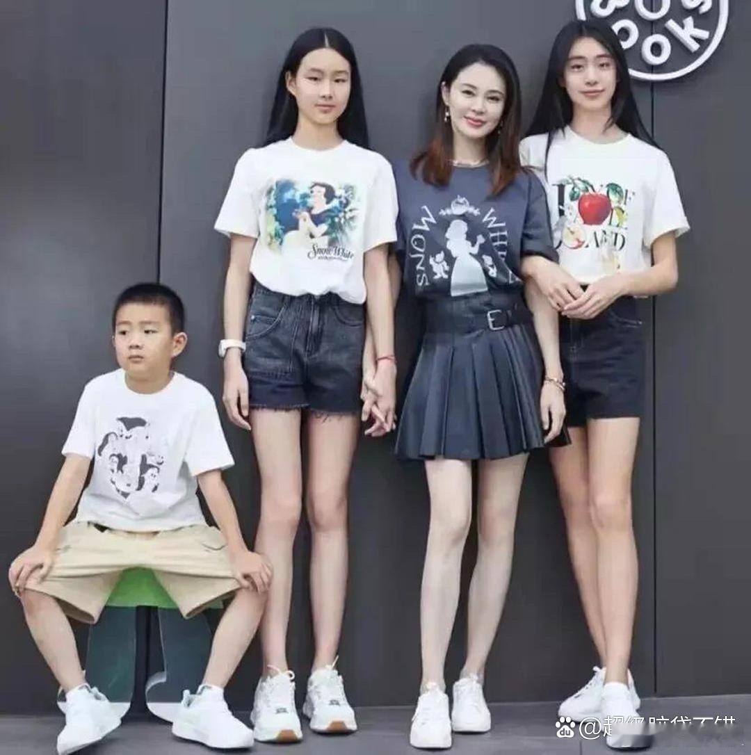 佟大为家族基因独特，一家五口四人单眼皮，宛如家族标志，彰显着不言而喻的凝聚力。 