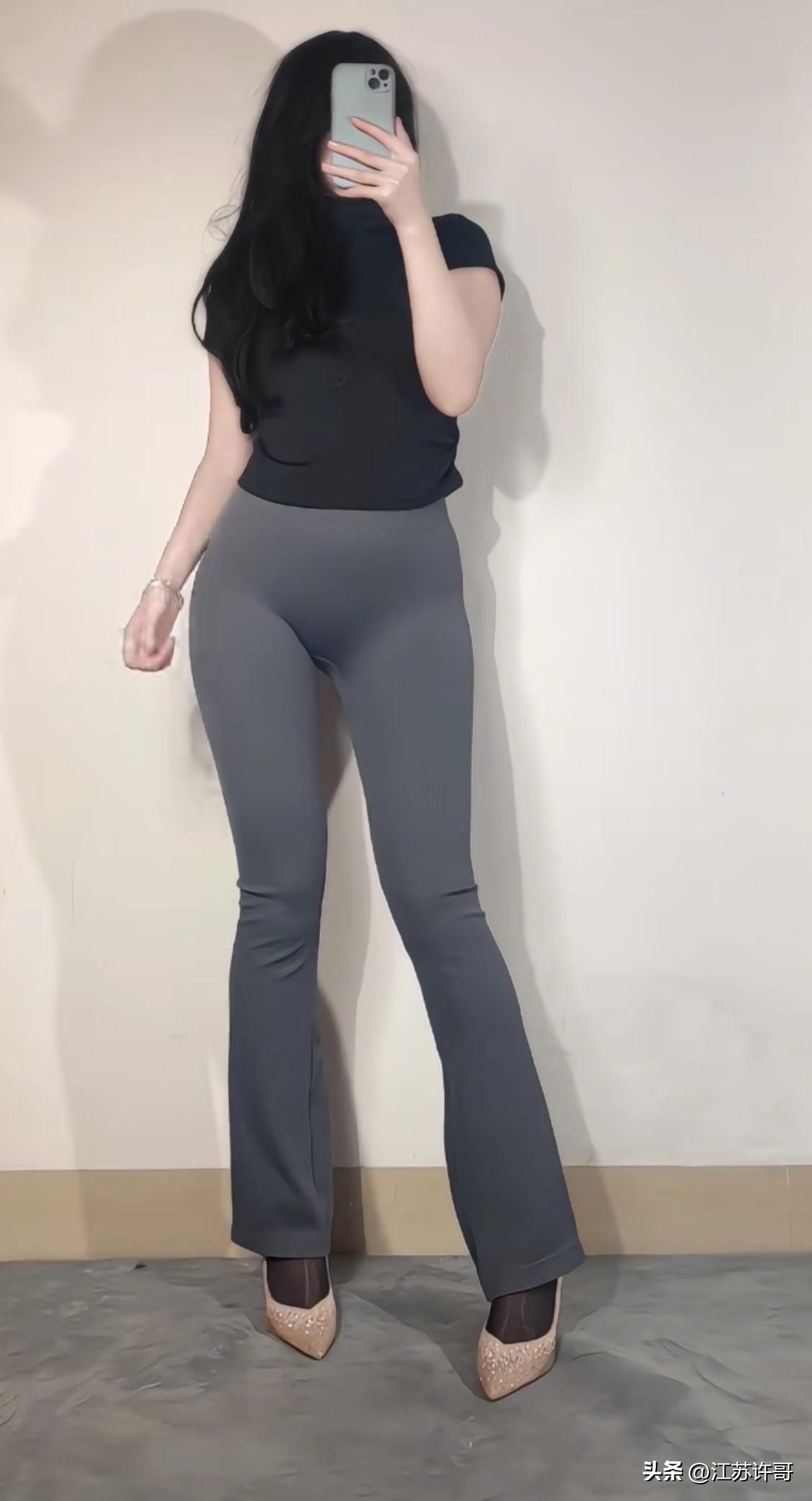 这位美女穿着时尚，气质十足迷人大长腿。雍容大方的美女