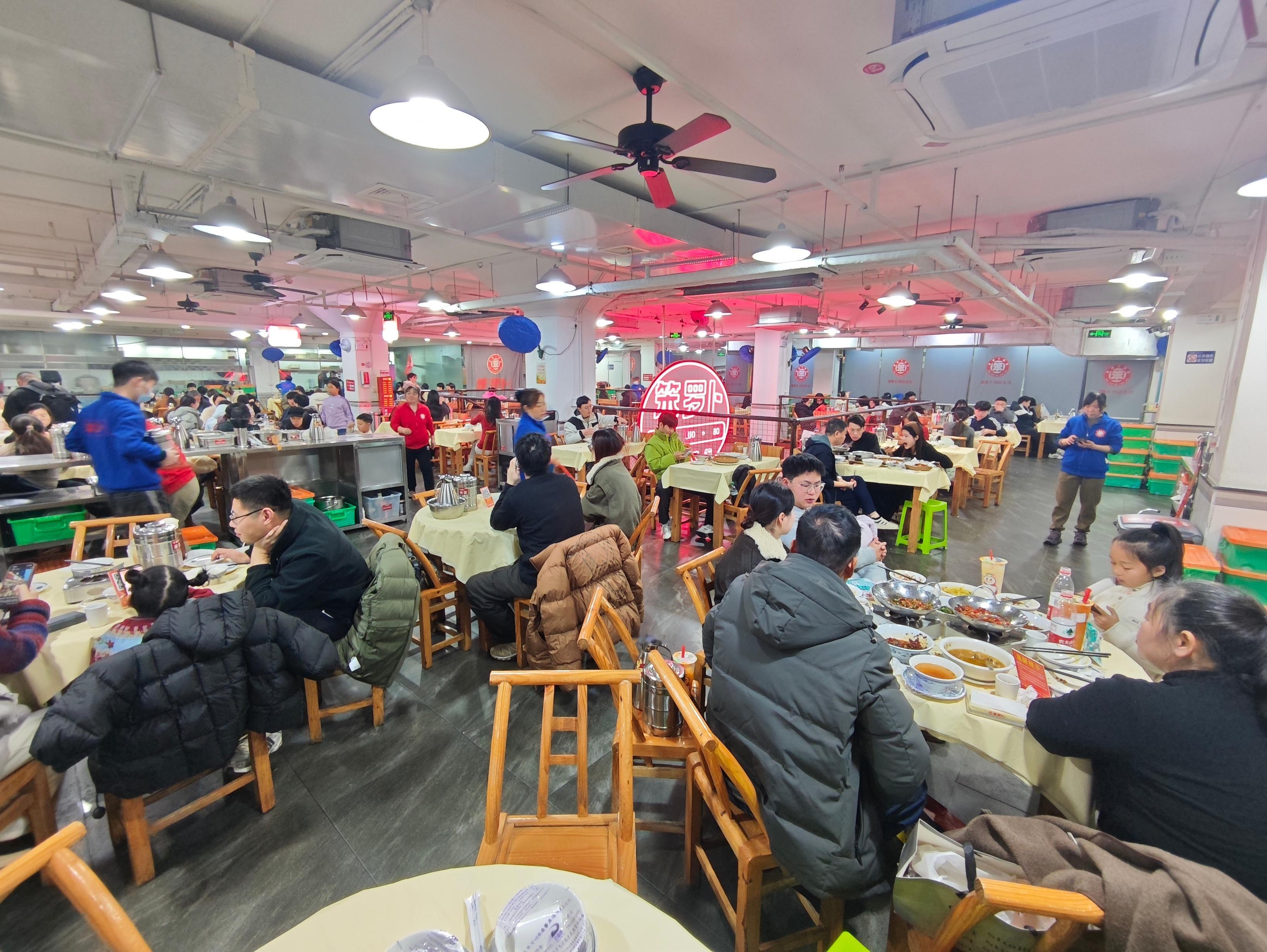 在三个半小时的顽强坚持与不懈努力下 主播的战斗最终以胜利告终宇宙级排队博主阿米日