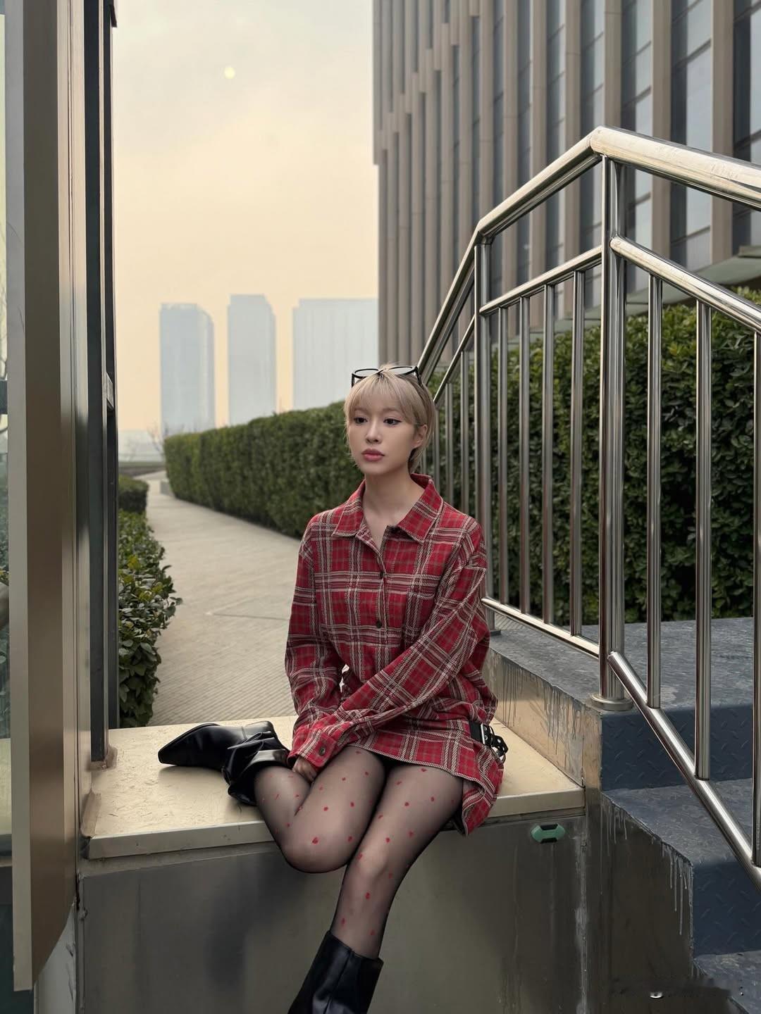 条友这一周 都市少女风，红格子衬衫与黑色靴子的完美搭配，时尚又帅气！