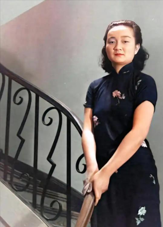 [微风]1971年1月19日，林语堂参加一个饭局，将长女独自留在房间，也正是这一