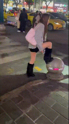 反正我看不懂，也许对于她们那个群体，也是正常的！
也许有些优秀男人还找不到对象，