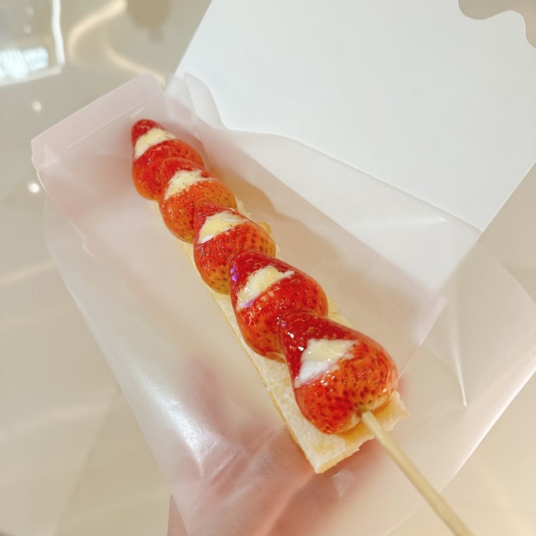 这奶皮子糖葫芦终于也是被我吃上了强烈推荐还是草莓的好吃