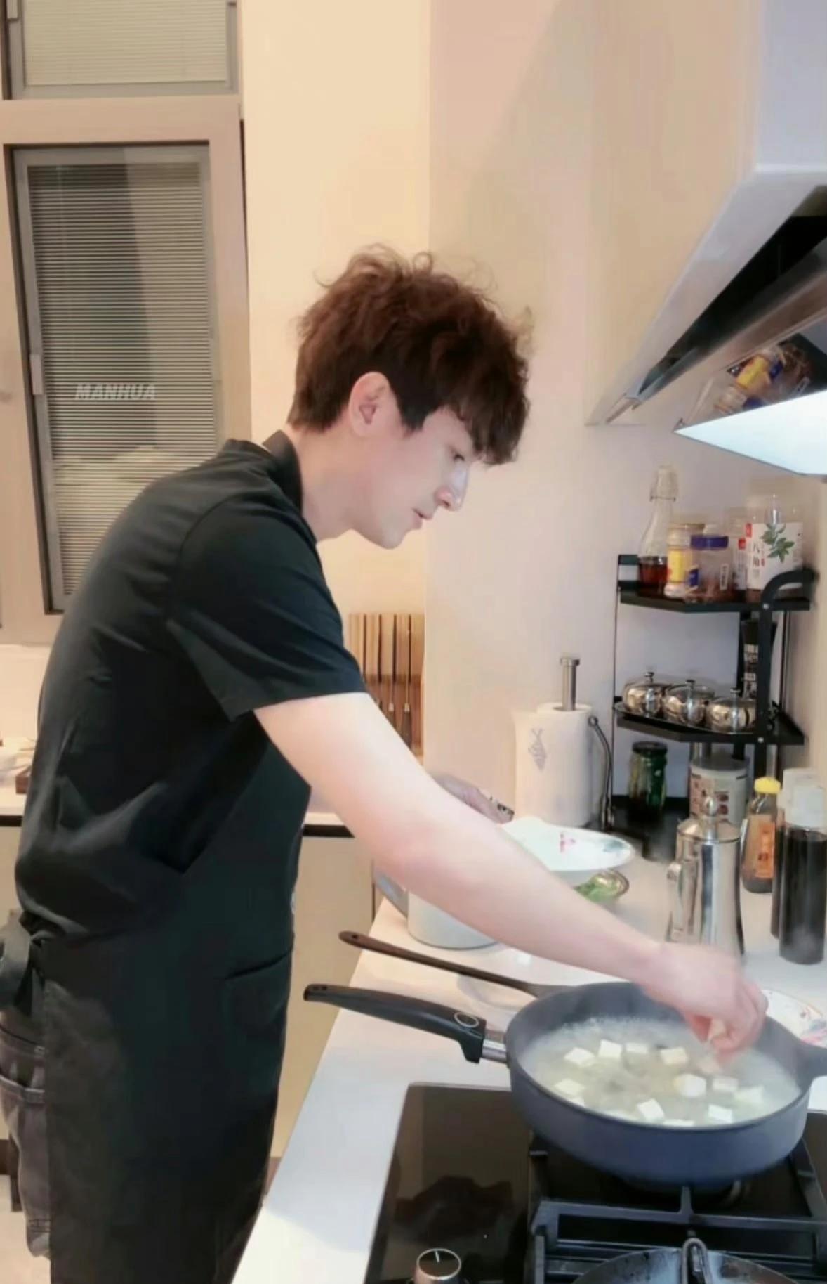 该死的人夫感，林更新做的一手好饭这是人尽皆知的，难怪他是九亿少女的梦。冲这厨艺，