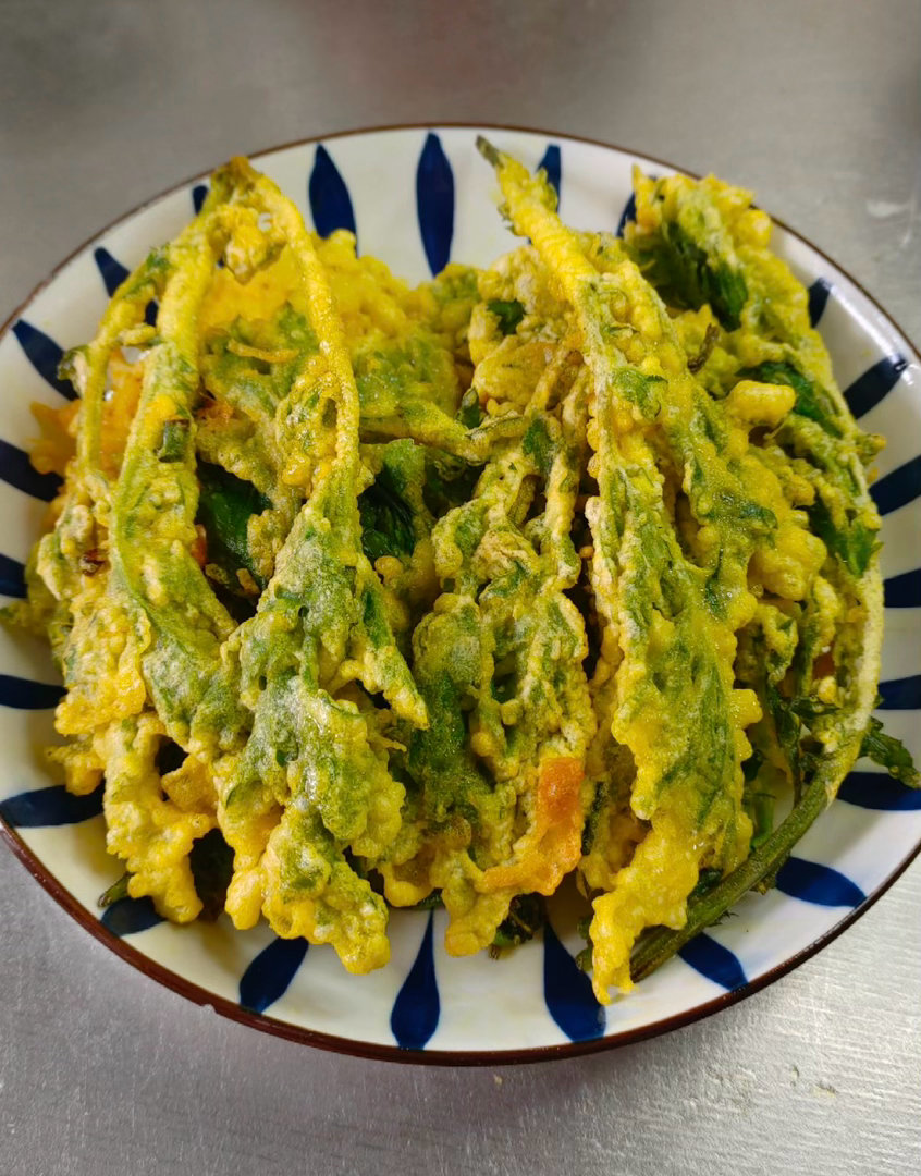 🌼 春日限定 炸油菜花&蒿子 做法教程这是一道春日限定的野菜小吃，把油菜花和蒿