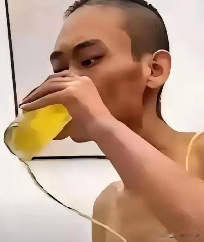 今天刷到一篇文章，郑州某医院，一名癌症晚期的中年男子拒绝继续治疗，自己拎着一箱啤