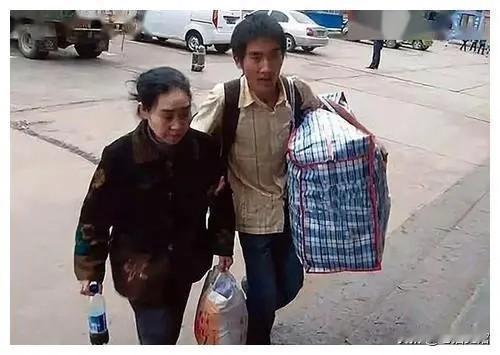 2008年，刘秀祥背着疯娘上大学，感动了全中国，实现走出大山的愿望。可是，谁也没