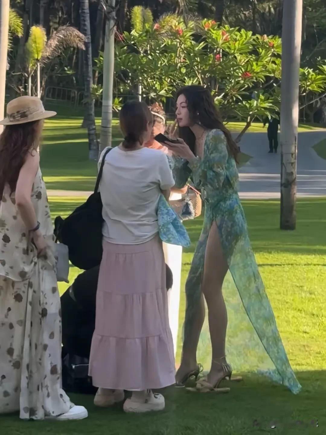 如果太美丽会构成“犯罪”，
那么钟楚曦这样天使面孔，大长腿，风情万种，凹凸有致的