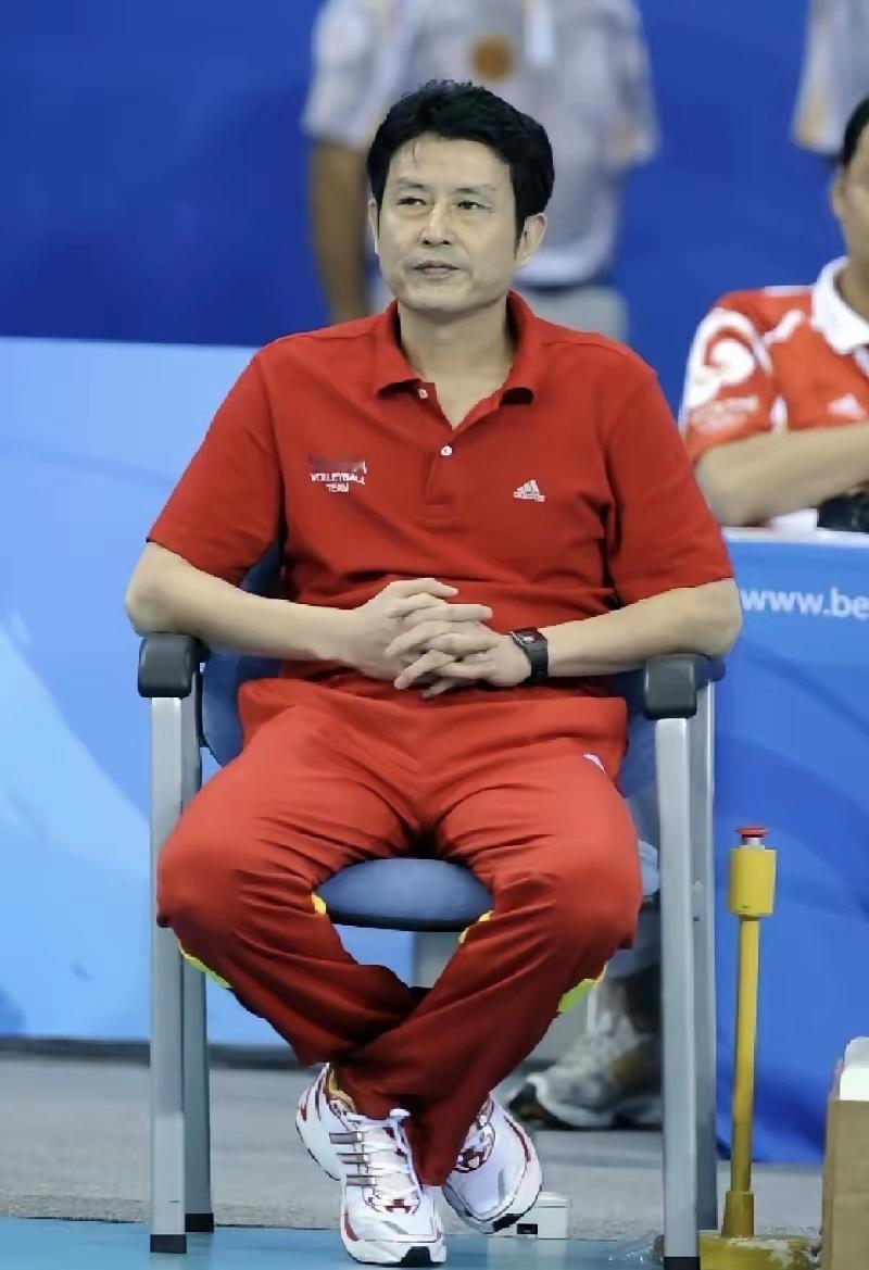 一位亲手把中国女排带回世界巅峰、手握奥运金牌与世界杯冠军的世界级名帅，竟只因家门