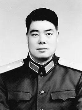 1943年，新四军副营长误入敌人阵地，他见跑不掉了，索性不跑，还大摇大摆地问敌人