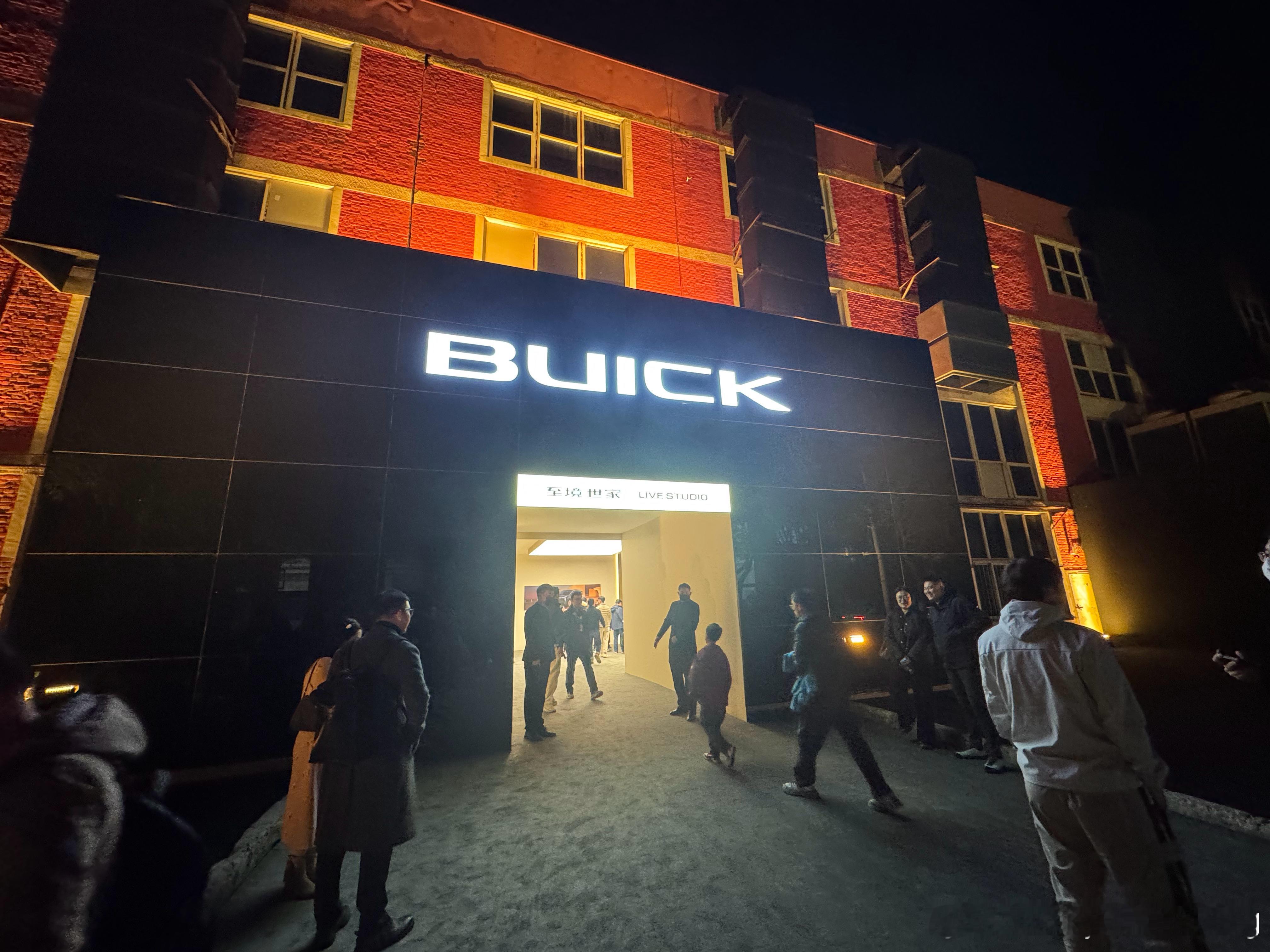 下班、地铁，JQ已到达战场。这是别克25年的收官新车，重新定义旗舰MPV。jq的