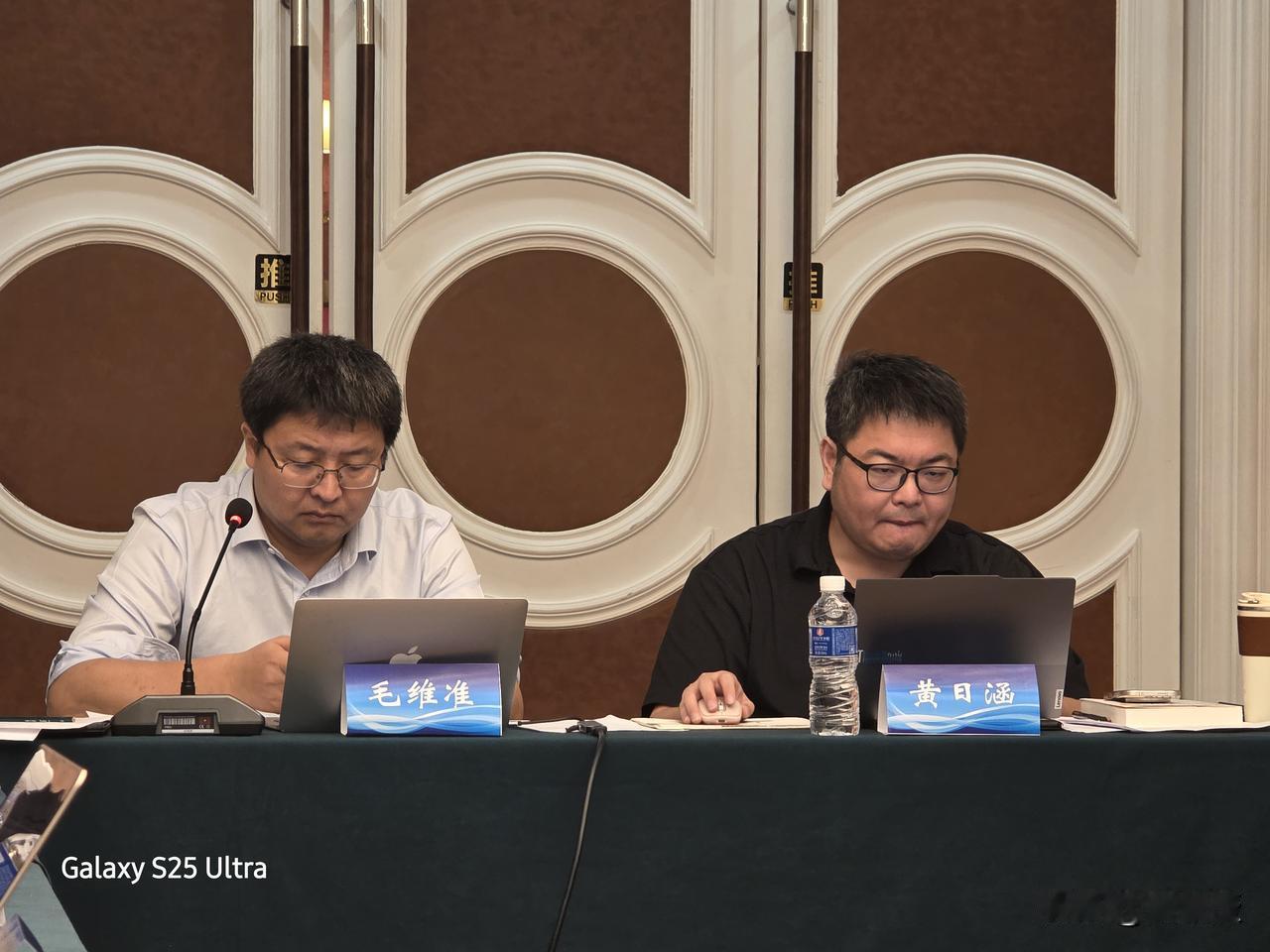 今天在辽宁大厦
组织两场区域国别的学术会议
高朋满座
大家讨论的非常热烈
区域国