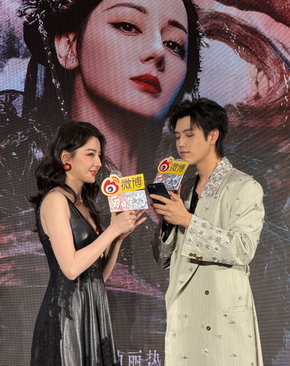 迪丽热巴陈飞宇雪中对视名场面  热巴陈飞宇还原名场面 氛围感直接封神！迪丽热巴陈